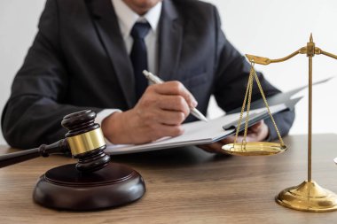 Yasal hukuk, tavsiye ve adalet kavramı, avukat avukat veya belgeler üzerinde çalışan noter ve önemli dava ve tahta tokmak, pirinç ölçek mahkeme salonunda masada rapor.
