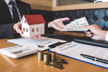 Emlakçı broker almak para istemciden sonra imzalama anlaşması ile sözleşme gayrimenkul ipotek başvuru formu, onaylanmış satın alma veya ipotek kredi teklif için ve ev sigortası ile ilgili.