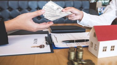 Emlakçı broker almak para istemciden sonra imzalama anlaşması ile sözleşme gayrimenkul ipotek başvuru formu, onaylanmış satın alma veya ipotek kredi teklif için ve ev sigortası ile ilgili.