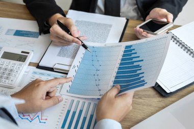 Executive iş insanlar takım toplantı yatırım proje çalışma ve iş ortağı, mali ve muhasebe kavramı ile görüşme yapma stratejisi planlama Konferansı'na üzerinde beyin fırtınası.