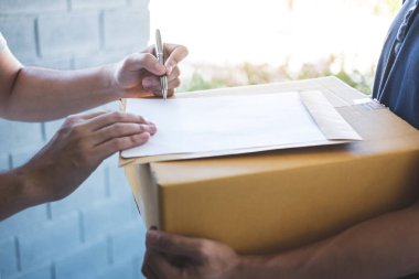 Posta teslimatçı parsel kutusu veren alıcı ve imza formu, Genç sahibi paketi yazı sevkiyat kurye, eve teslim hizmet ve hizmet zihin ile çalışma alınmasından imzalama.