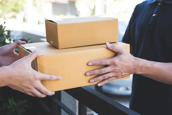 Postbote Gibt Paketkasten Empfänger Junger Besitzer Nimmt Pappkartons Paket Von — Stockfoto