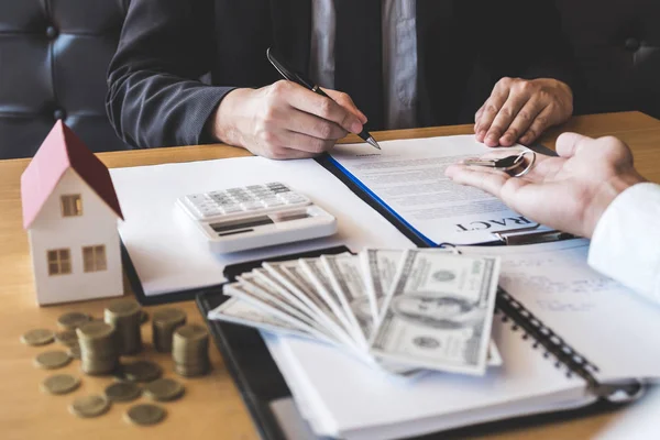 Makelaar Geeft Huissleutels Aan Cliënt Ondertekening Overeenkomst Contract Onroerend Goed — Stockfoto