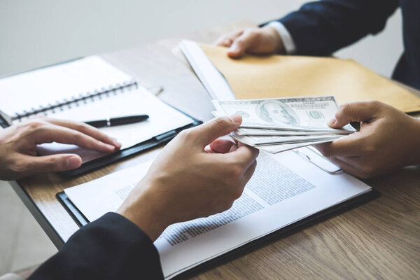 Нечестный обман в бизнесе незаконные деньги, бизнесмен дает взятку деньги в бизнес-людей, чтобы дать успех сделки контракт на инвестиции, взяточничество и коррупция концепции
.