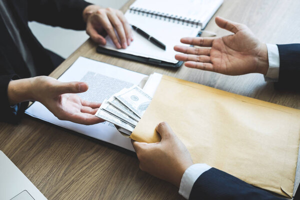 Нечестный обман в бизнесе незаконные деньги, бизнесмен дает взятку людям бизнеса, чтобы принять соглашение договора инвестиционной сделки, взяточничества и коррупции концепции
.