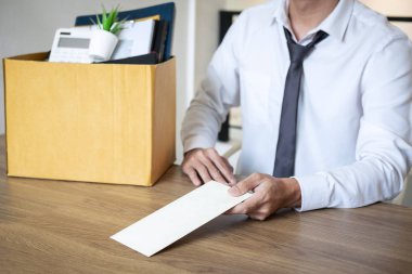 İstifa olmak ve eşyalarını şirket ve dosyaları kahverengi karton kutu ambalaj, değiştirme ve iş konseptinden istifa stresli iş adamı olacak.