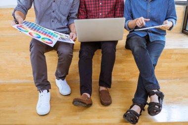 Takım çalışması yaratıcı tasarımcılar yeni çalışma, proje ve renk renk örneği örnekleri İşyeri ve iş araçları ile dijital grafik tablet boyama seçimi için seçin.