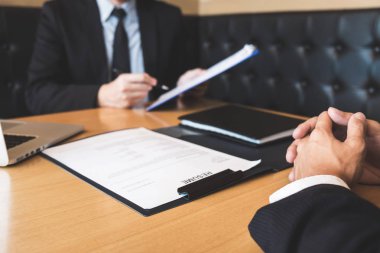 İşveren veya işveren sırasında bir özgeçmiş onun profil aday hakkında okuma holding, takım elbiseli işveren bir iş görüşmesi, Yöneticisi kaynak istihdam ve işe alım kavramı yürütmektedir.