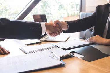 Patron ve sonra anlaşma ya da röportaj, kariyer ve yerleşim kavramı tokalaşırken çalışan başarılı iş görüşmesi.