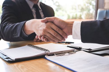 Patron ve sonra anlaşma ya da röportaj, kariyer ve yerleşim kavramı tokalaşırken çalışan başarılı iş görüşmesi.