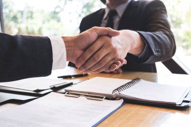 Patron ve sonra anlaşma ya da röportaj, kariyer ve yerleşim kavramı tokalaşırken çalışan başarılı iş görüşmesi.