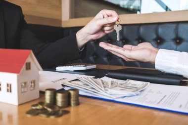 Konut kredisi teklifi ve konut sigortası için onaylı mortgage başvurusu formu ile sözleşme imzaladıktan sonra emlak acentesinin ev anahtarlarını müşteriye vermesi.