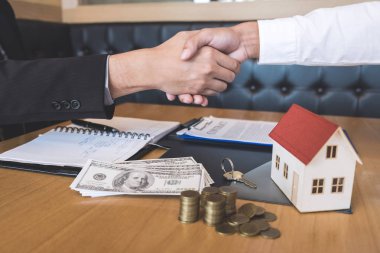 Gayrimenkul, Broker ve sözleşme imzaladıktan sonra el sıkışan istemci başarılı anlaşma görüntüsünü ipotek kredi teklif için ve ev sigortası ile ilgili başvuru formu onaylı.