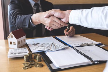 Gayrimenkul, Broker ve sözleşme imzaladıktan sonra el sıkışan istemci başarılı anlaşma görüntüsünü ipotek kredi teklif için ve ev sigortası ile ilgili başvuru formu onaylı.