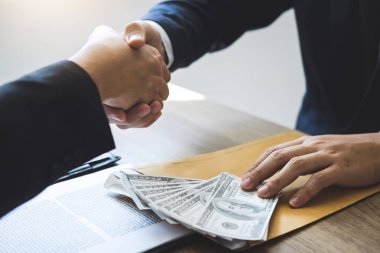 Anlaşma, rüşvet ve yolsuzluk kavramı faturaları vermek başarı süre elinde dürüst olmayan iş yasadışı para hile, işadamı el sıkışma para dolar.