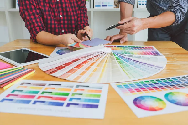 Equipo Reunión Diseño Gráfico Creativo Trabajando Nuevo Proyecto Elija Color —  Fotos de Stock