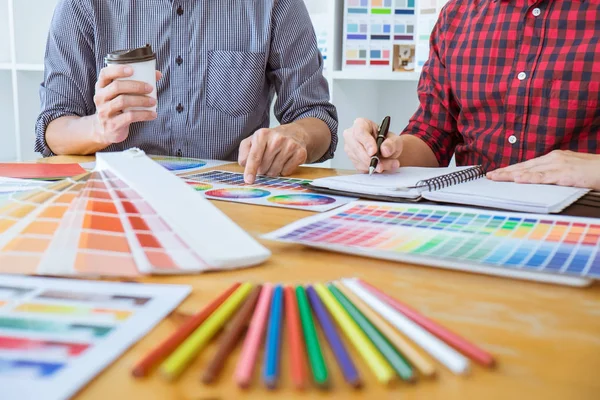 Trabajo Equipo Jóvenes Diseñadores Creativos Que Trabajan Juntos Proyecto Eligen — Foto de Stock