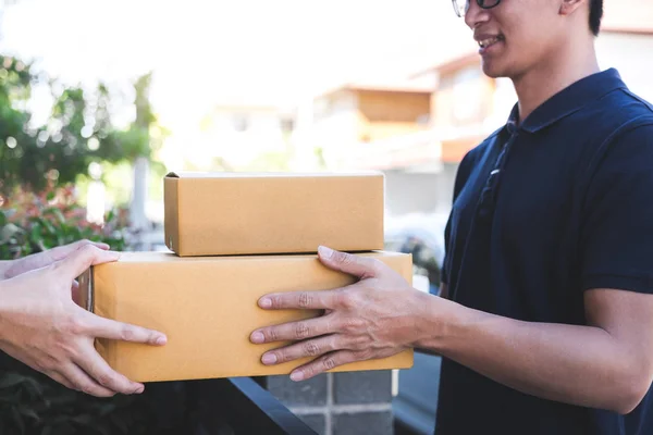 Postbote Gibt Paketkasten Empfänger Junger Besitzer Nimmt Pappkartons Paket Von — Stockfoto