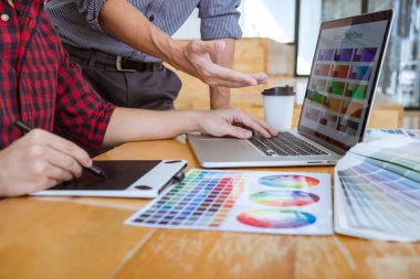 Toplantı yaratıcı grafik tasarımcı takım seçimi seçim yeni projede çalışan iş araçları ve aksesuarları ile tablet renk ve grafik çizim.