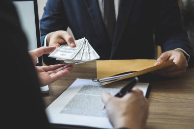 Dürüst olmayan iş yasadışı para, rüşvet anlaşması sözleşme yatırım anlaşma, rüşvet ve yolsuzluk kavramı kabul etmek için iş insanlarda vererek iş adamı aldatıyor.