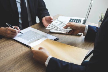 Dürüst olmayan iş yasadışı para, yatırım, rüşvet ve yolsuzluk kavramı anlaşma sözleşmenin başarı vermek iş adamları içinde rüşvet vererek iş adamı aldatıyor.