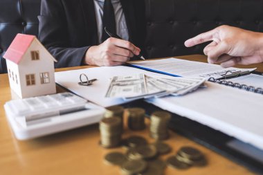 Emlakçı broker sunulması ve sözleşmesi sözleşme Emlak ile oturum açtıktan sonra beklemek-e doğru istemci başvuru formu, satın alma veya ipotek kredi teklif için ve ev sigortası ile ilgili onaylanmış.