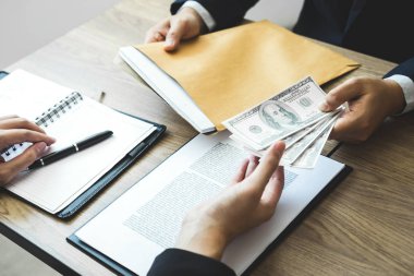 Dürüst olmayan iş yasadışı para, rüşvet anlaşması sözleşme yatırım anlaşma, rüşvet ve yolsuzluk kavramı kabul etmek için iş insanlarda vererek iş adamı aldatıyor.