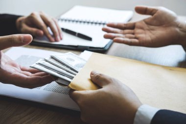 Dürüst olmayan iş yasadışı para, yatırım, rüşvet ve yolsuzluk kavramı anlaşma sözleşmenin başarı vermek iş adamları içinde rüşvet vererek iş adamı aldatıyor.