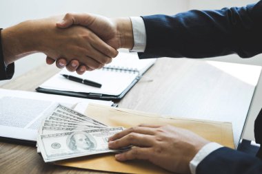 Anlaşma, rüşvet ve yolsuzluk kavramı faturaları vermek başarı süre elinde dürüst olmayan iş yasadışı para hile, işadamı el sıkışma para dolar.