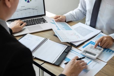 Profesyonel iş meslektaşım takım çalışması ve muhasebe yeni projesi ile analiz finans, finansal iş yatırım fikri sunum ve toplantı strateji planı.