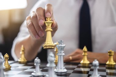 Planlama ve stratejik kavramı, işadamı satranç ve kaza hakkında düşünme strateji ters takım ve geliştirme analiz için kazanmak ve başarılı devirmek.