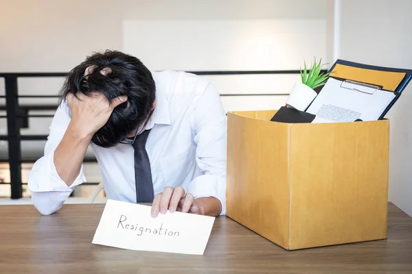 Stressad Affärsman Kommer Att Avgå Och Packning Tillhörigheter Företaget Och — Stockfoto