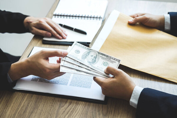 Нечестный обман в бизнесе незаконные деньги, бизнесмен дает взятку людям бизнеса, чтобы принять соглашение договора инвестиционной сделки, взяточничества и коррупции концепции
.