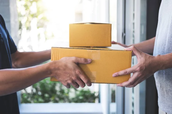 Postbote Gibt Paketkasten Empfänger Junger Besitzer Nimmt Pappkartons Paket Von — Stockfoto