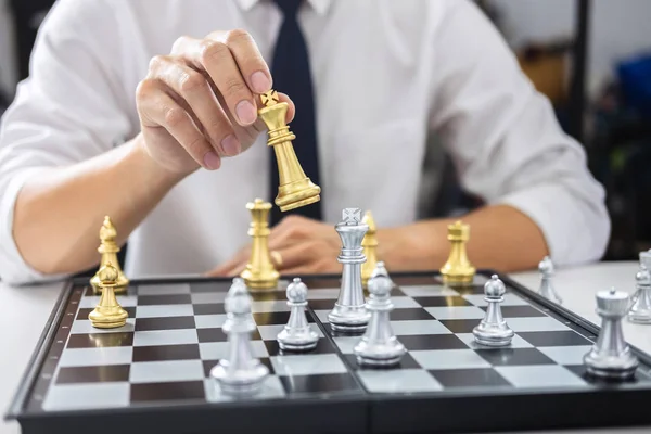 Planejamento Conceito Estratégico Empresário Jogando Xadrez Pensando Estratégia Sobre Acidente — Fotografia de Stock