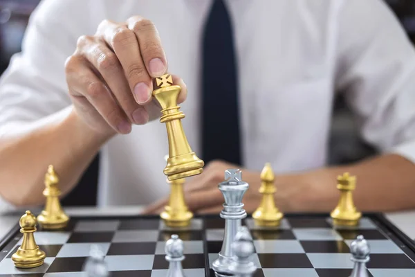Planejamento Conceito Estratégico Empresário Jogando Xadrez Pensando Estratégia Sobre Acidente — Fotografia de Stock