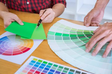 Yeni projede çalışan yaratıcı grafik tasarımcı toplantının takım