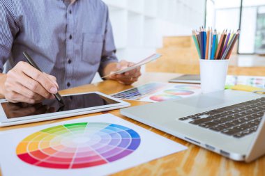 Genç yaratıcı grafik tasarımcı mimari projede çalışan