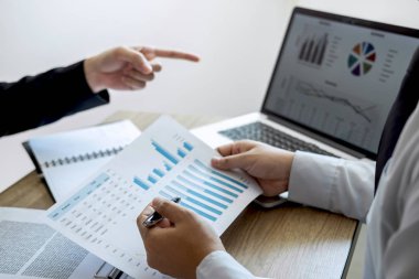 Executive iş insanlar takım arkadaşı toplantıya üzerinde beyin fırtınası