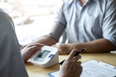 Bir ölçüm tansiyon kontrol hasta ile eski kullanarak doktor