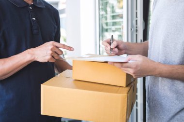 Posta teslimatçı parsel kutusu f-alıcı ve imza veren