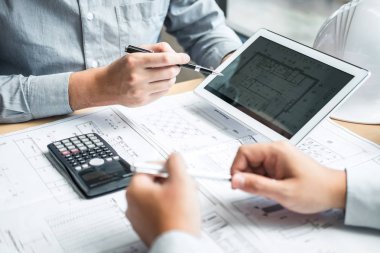 Takım mühendislik veya toplantı ve bluep üzerinde tartışırken mimar