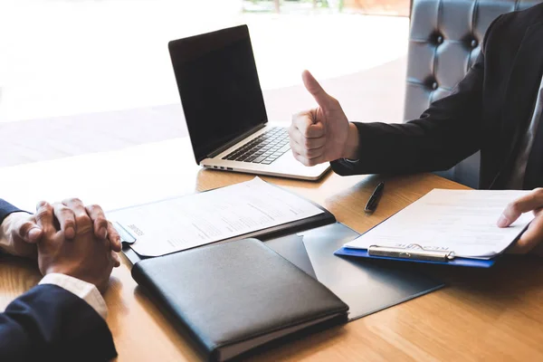 Empleador que llega para una entrevista de trabajo, empresario escuchar lata — Foto de Stock