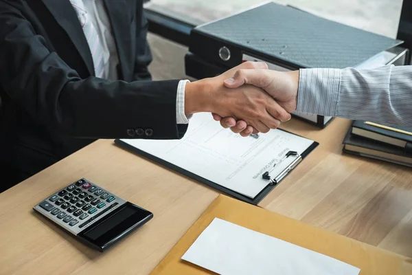 Handdruk na afwerking gesprek zakenman verzenden een res — Stockfoto