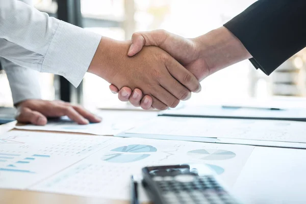 Finishing up a conversation after collaboration, handshake of tw — Stock Photo, Image