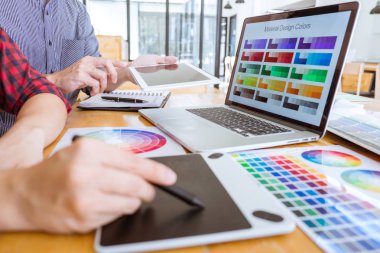 Yeni projede çalışan yaratıcı grafik tasarımcı toplantının takım