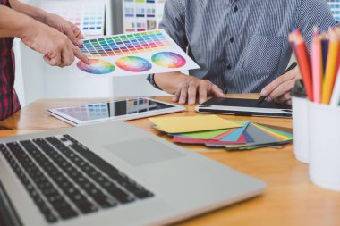 Genç yaratıcı tasarımcılar birlikte proje üzerinde çalışan ekip çalışması
