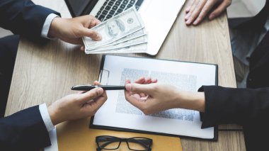 Dürüst olmayan iş yasadışı para, iş adamı givin hile