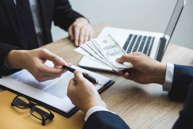 Dürüst olmayan iş yasadışı para, iş adamı givin hile