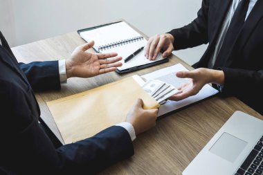 Dürüst olmayan iş yasadışı para, iş adamı givin hile